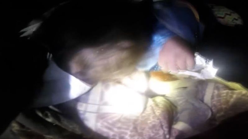 V Kentucky zveřejnili video, jak z trosek po tornádu vytáhli dvě živá miminka